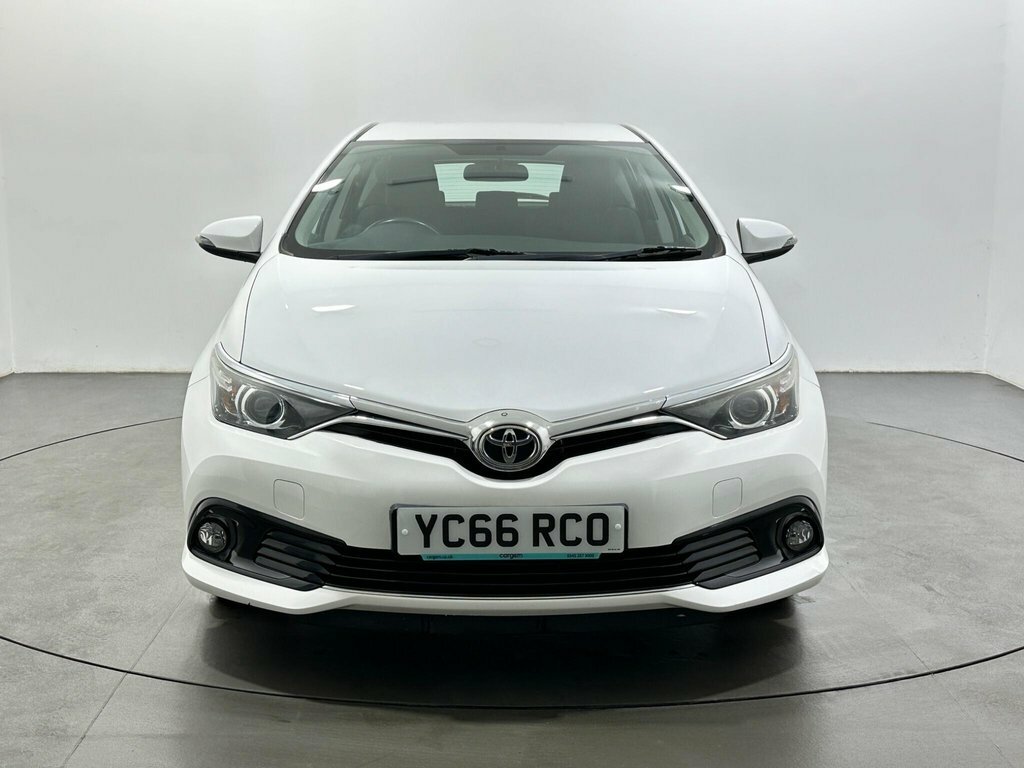 Toyota Auris 1.2L Icon White #2