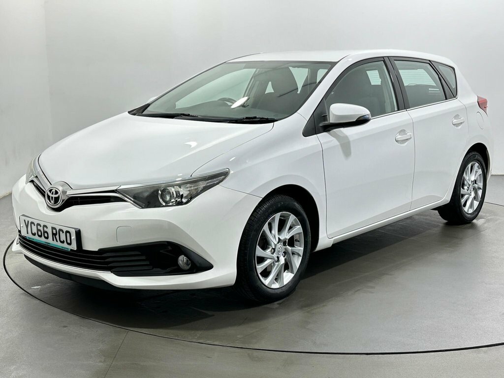 Toyota Auris 1.2L Icon White #3