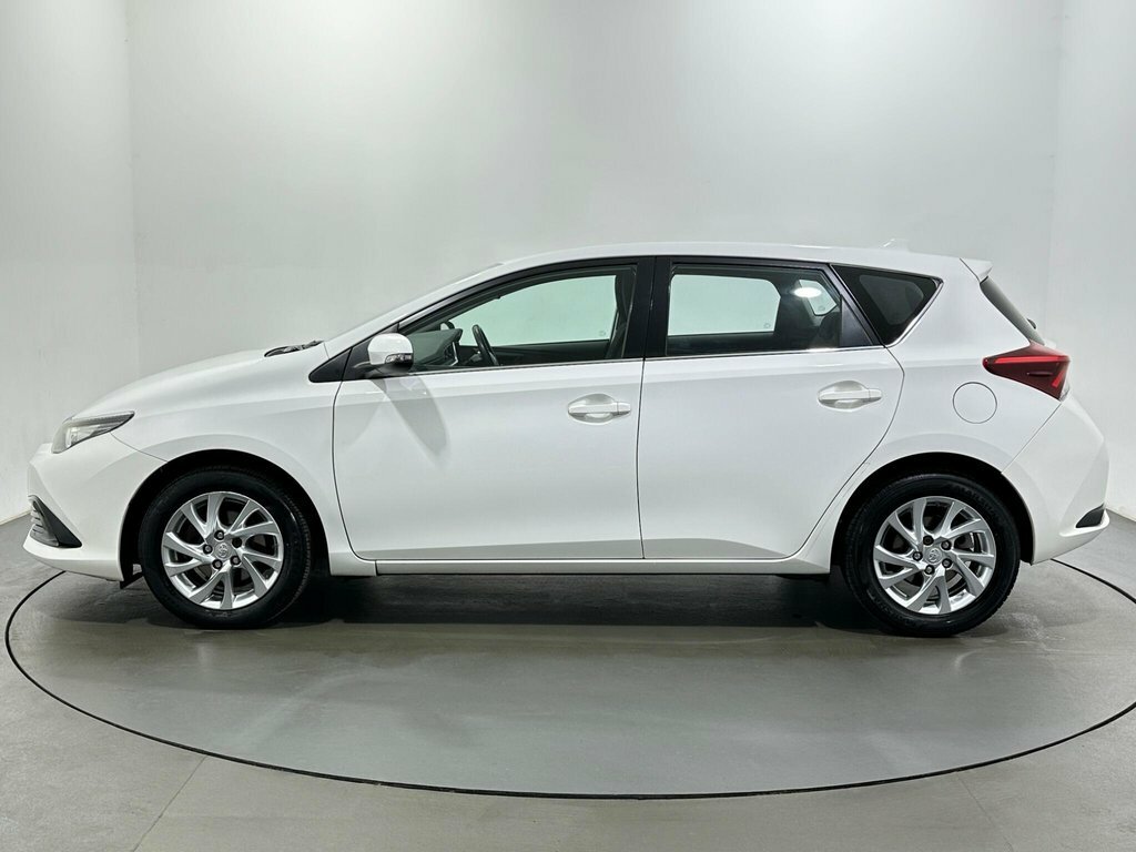 Toyota Auris 1.2L Icon White #4