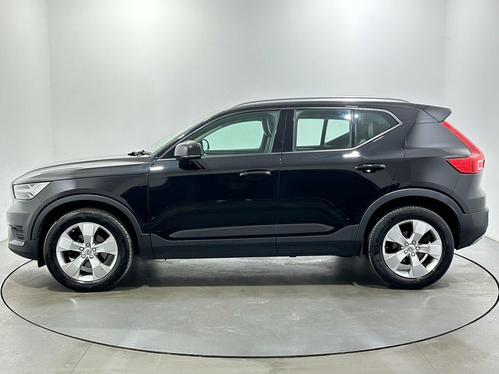 Volvo XC40 2L Momentum Black #4