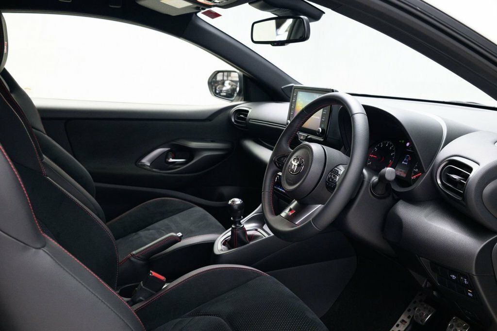 Toyota Yaris 1.6L Gr Circuit White #3