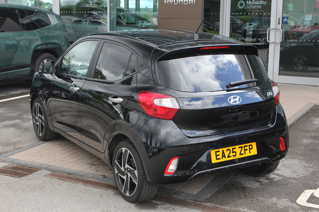 Hyundai I10 1.0 63 Premium Nav EA25ZFP Black #3
