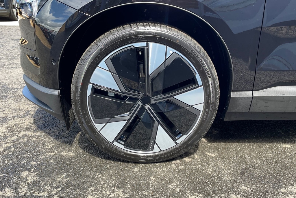 Volvo EX30 Ultra Black #5