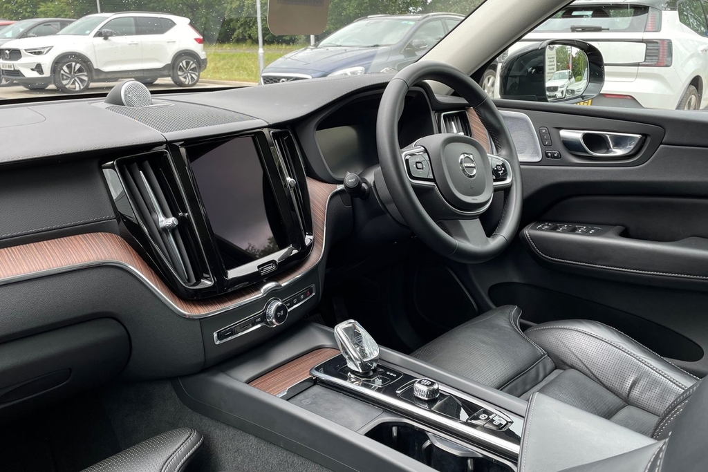 Volvo XC60 Ultimate Black #2