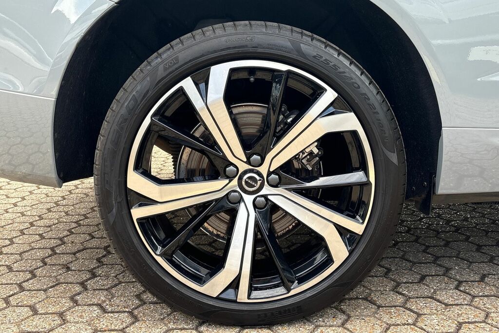 Volvo XC60 Ultra Dark RV25XNN Grey #5
