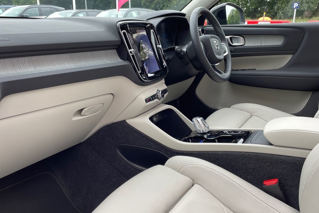 Volvo XC40 Ultra Dark OV75CXU Silver #2