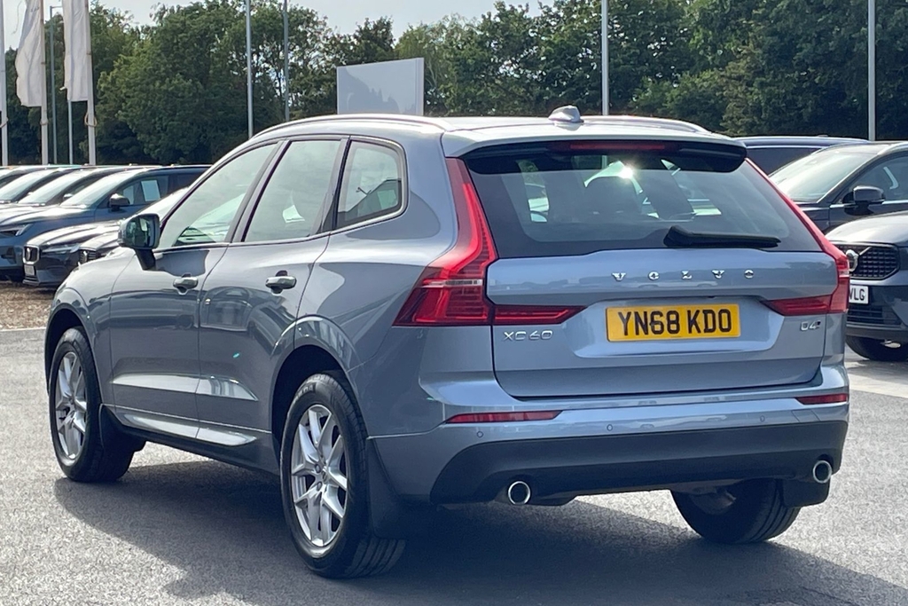 Volvo XC60 Momentum Pro Blue #3