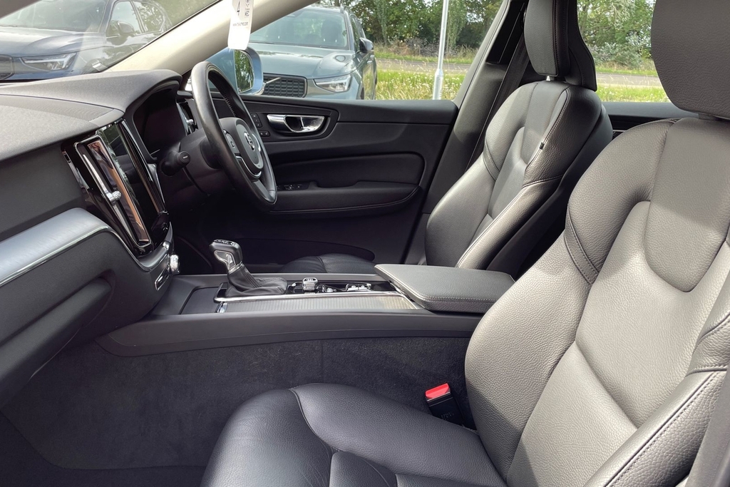 Volvo XC60 Momentum Pro Blue #2