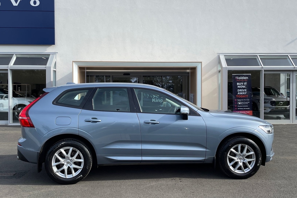 Volvo XC60 Momentum Pro Blue #4