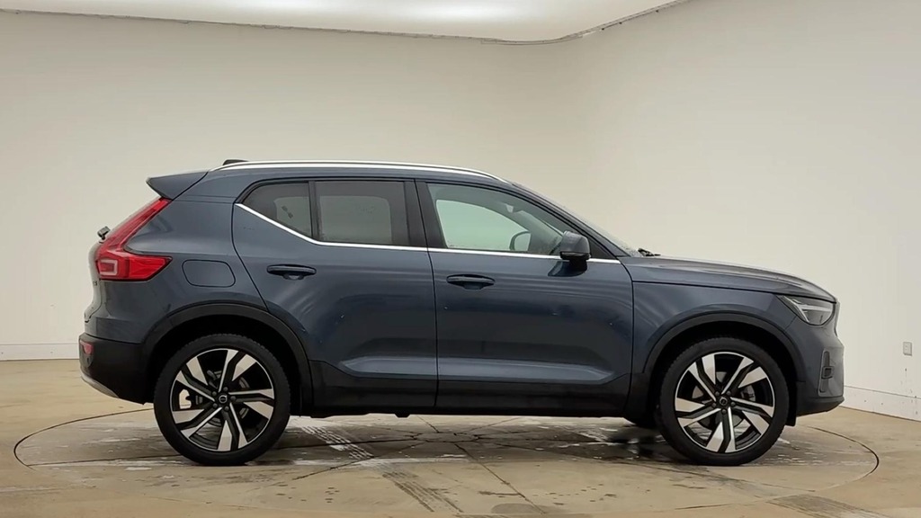 Volvo XC40 Ultra Bright Blue #2