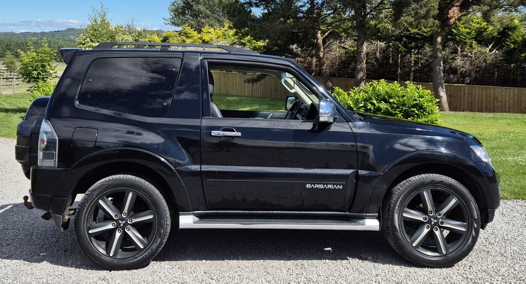 Mitsubishi Shogun Suv 3.2 Di-dc Barbarian 2017 Black #2