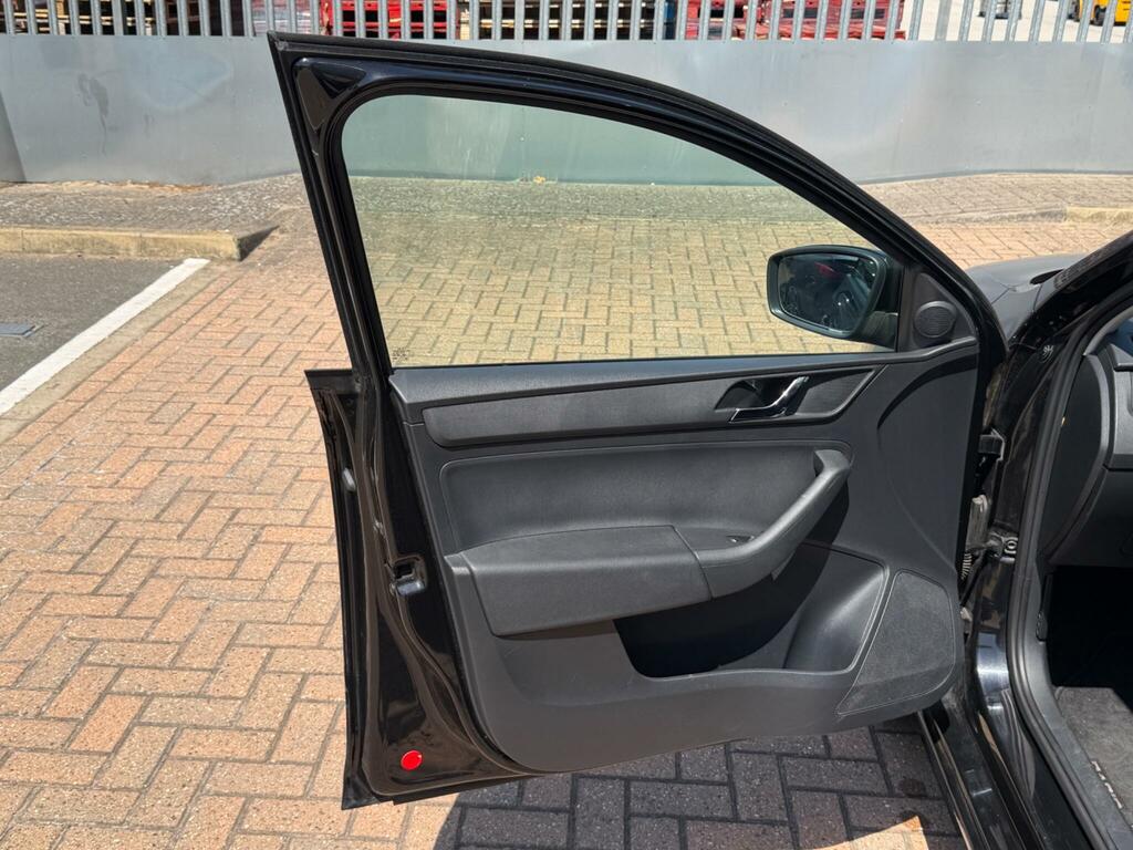 Skoda Rapid 1.6 Se Tdi Cr 104 Bhp Beige #32