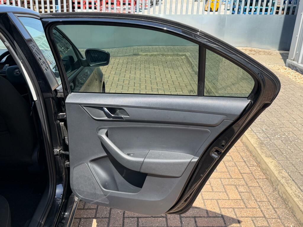Skoda Rapid 1.6 Se Tdi Cr 104 Bhp Beige #30