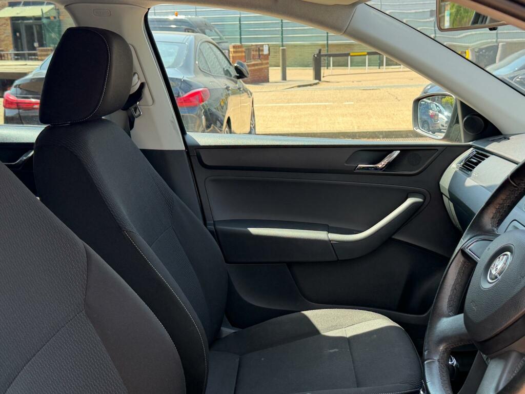 Skoda Rapid 1.6 Se Tdi Cr 104 Bhp Beige #16