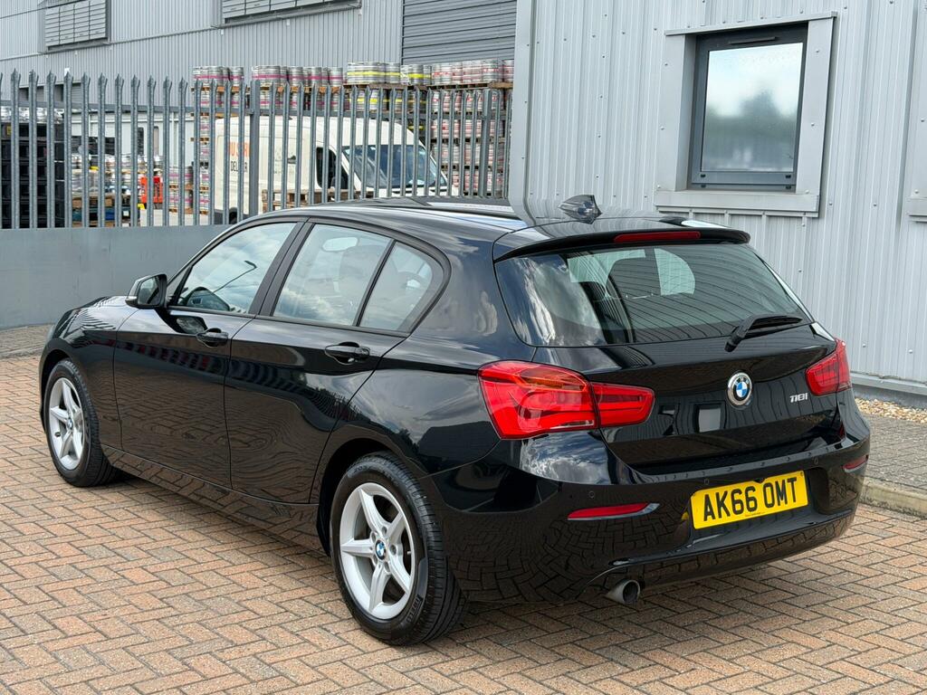 BMW 1 Series Se Black #4