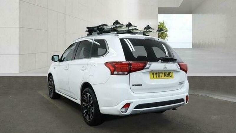 Mitsubishi Outlander 2.0H 12Kwh 3H Cvt YY67NHG White #4