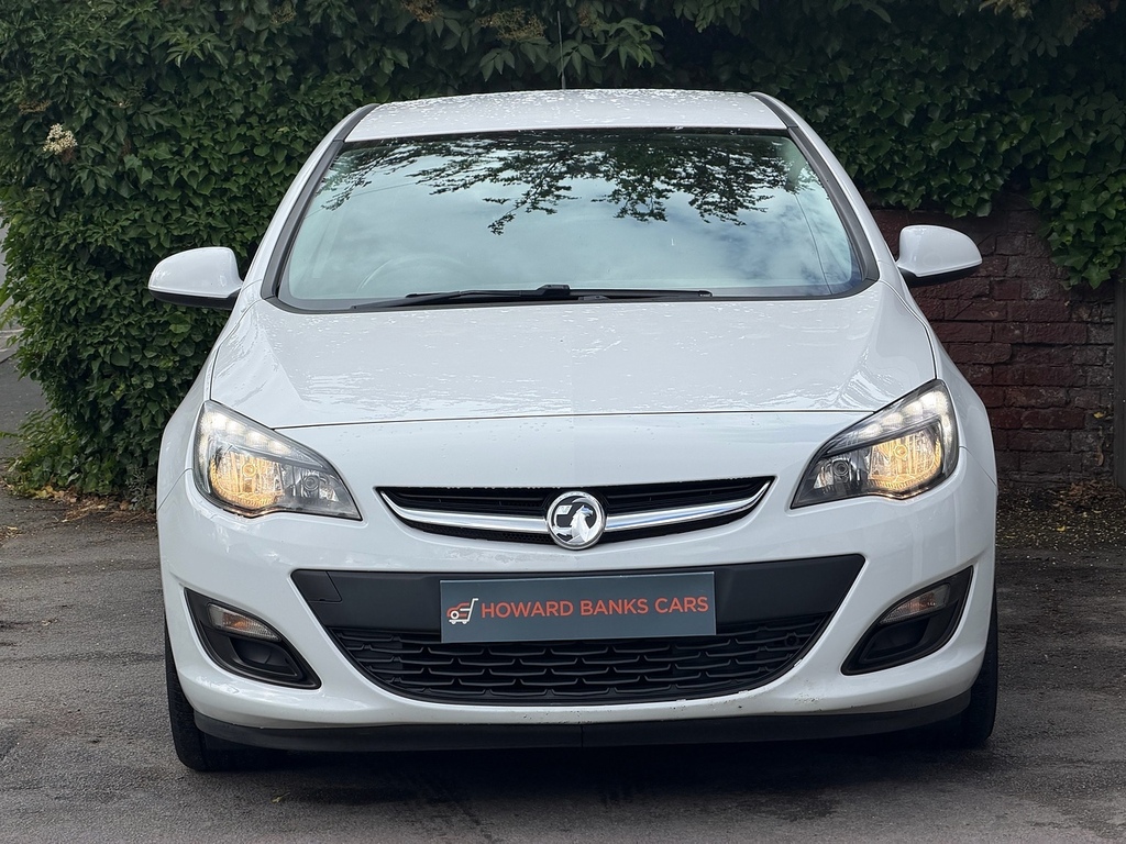 Vauxhall Astra Excite White #2