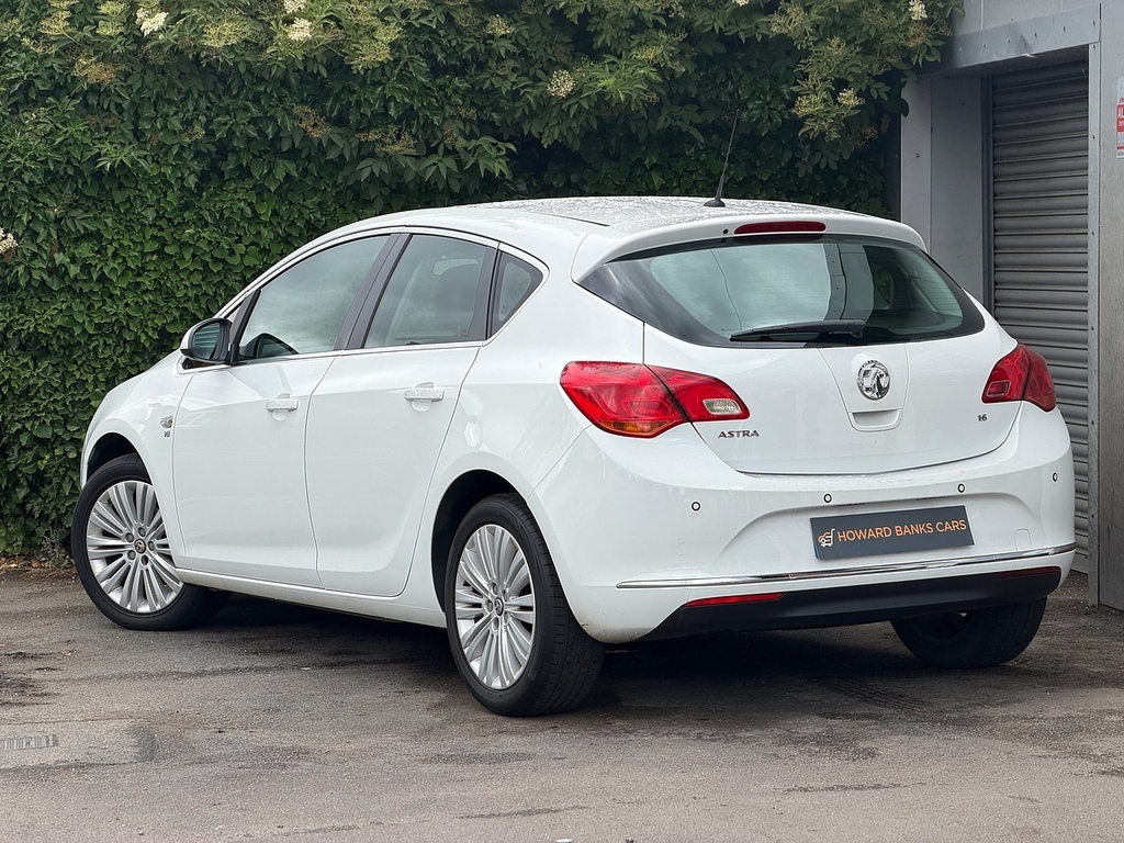 Vauxhall Astra Excite White #4