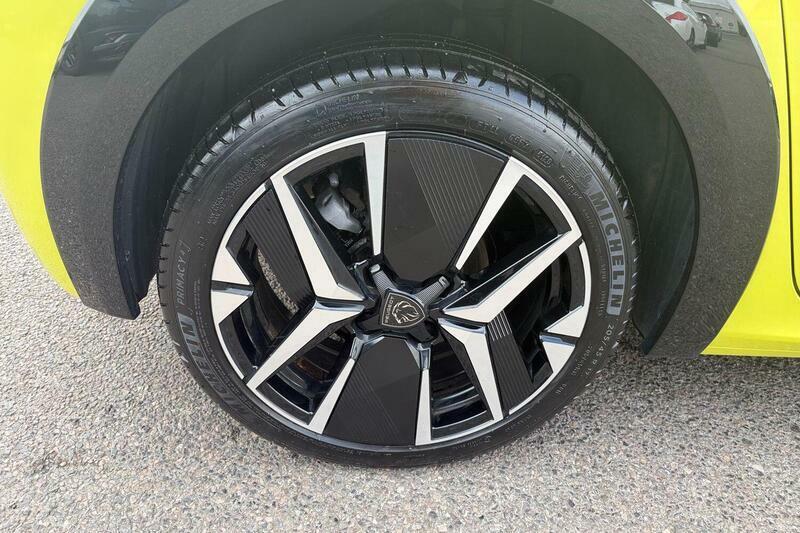 Peugeot 208 1.2 Puretech 100 Allure Black #12