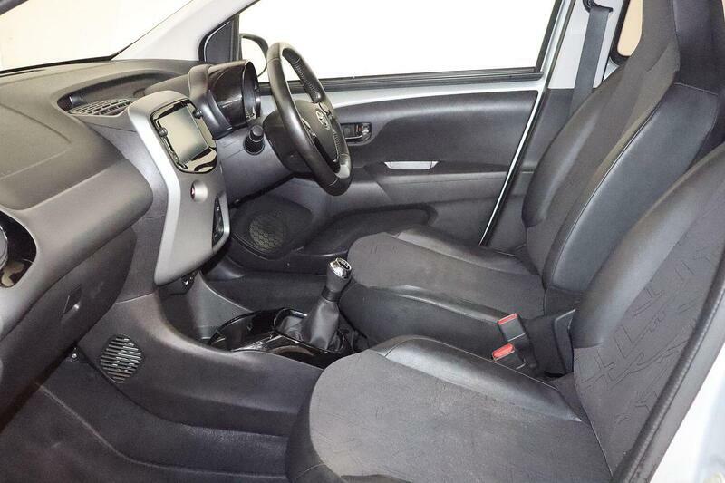 Toyota Aygo 1.0 Vvt-i X-clusiv Euro 6 Safety Sense Silver #2