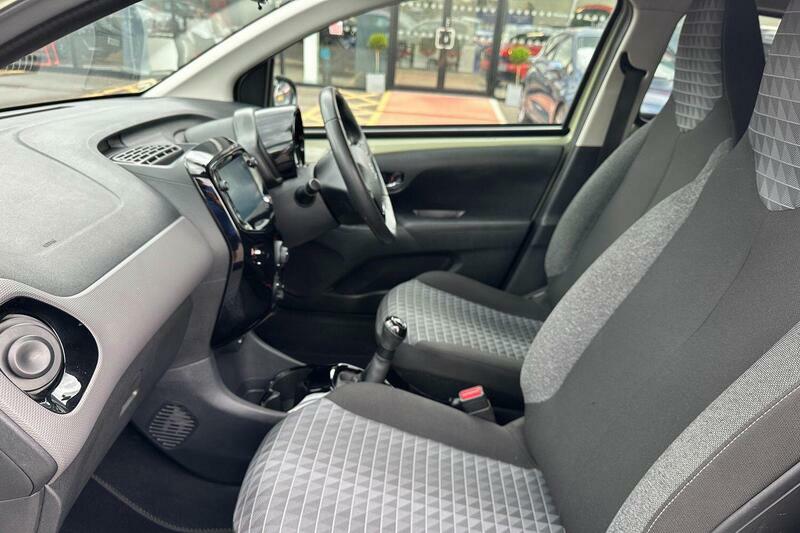 Peugeot 108 1.0 Allure Euro 6 Ss Green #2