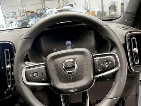 Volvo XC40 Plus Black #13