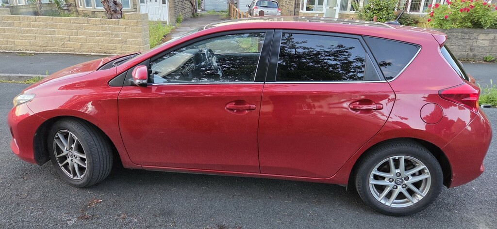 Toyota Auris 1.4 D-4d Icon Plus Red #6