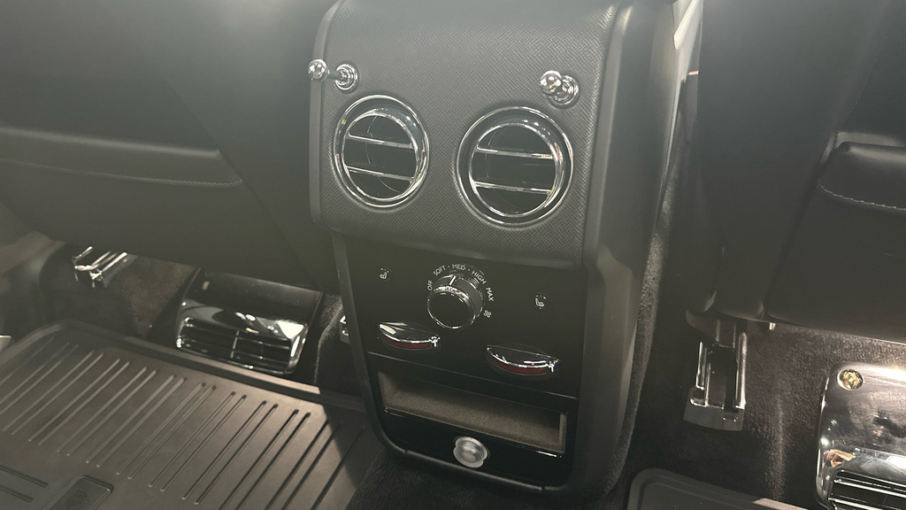 Rolls-Royce Cullinan Black Badge Black #37