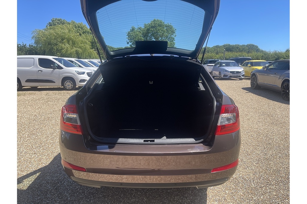 Skoda Octavia Hatchback 1.6 Tdi Elegance Dsg Euro 5 Ss 2 Black #8