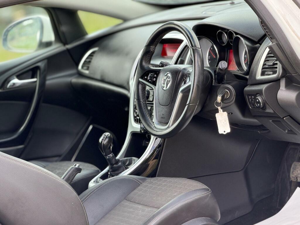 Vauxhall Astra GTC 2.0 Cdti Sri Euro 5 Ss White #2