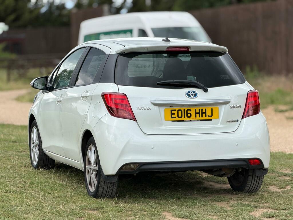 Toyota Yaris 1.5 Vvt-h Sport E-cvt Euro 6 White #4