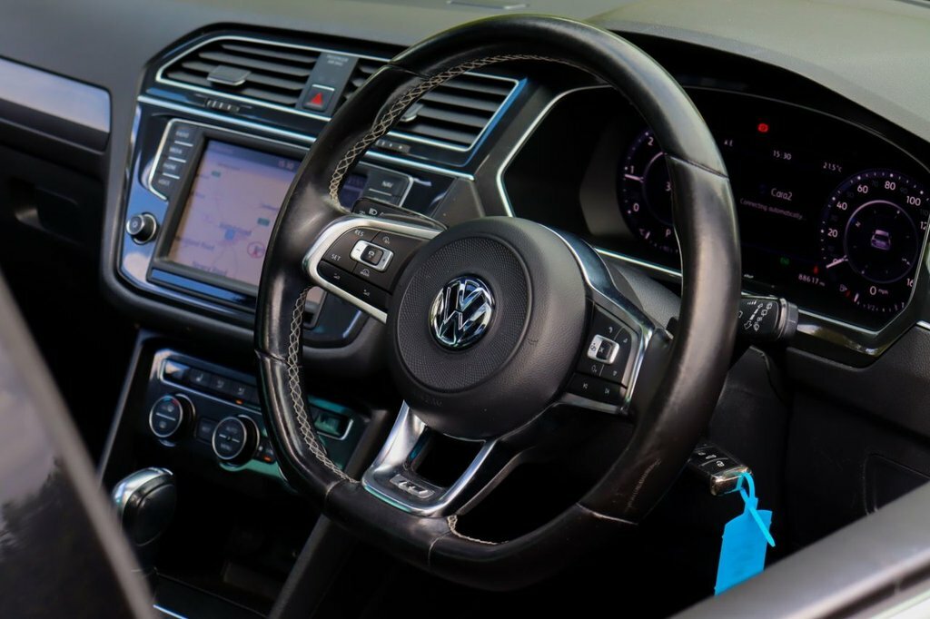 Volkswagen Tiguan 2L R-line NX17XPM Black #2