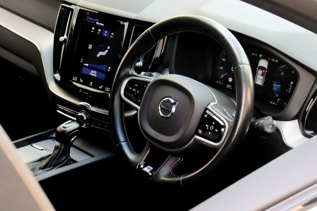 Volvo XC60 2L R-design DF19KLZ White #2