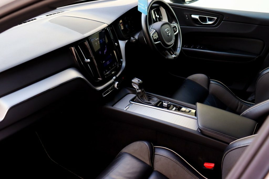 Volvo XC60 2L R-design DF19KLZ White #6