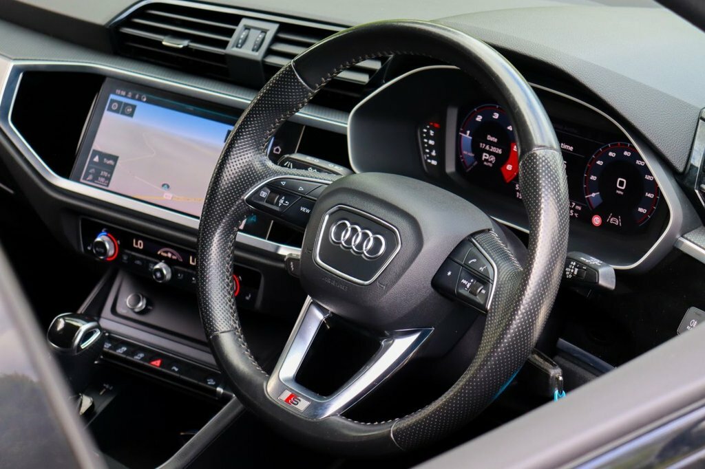 Audi Q3 2L S Line Black #2