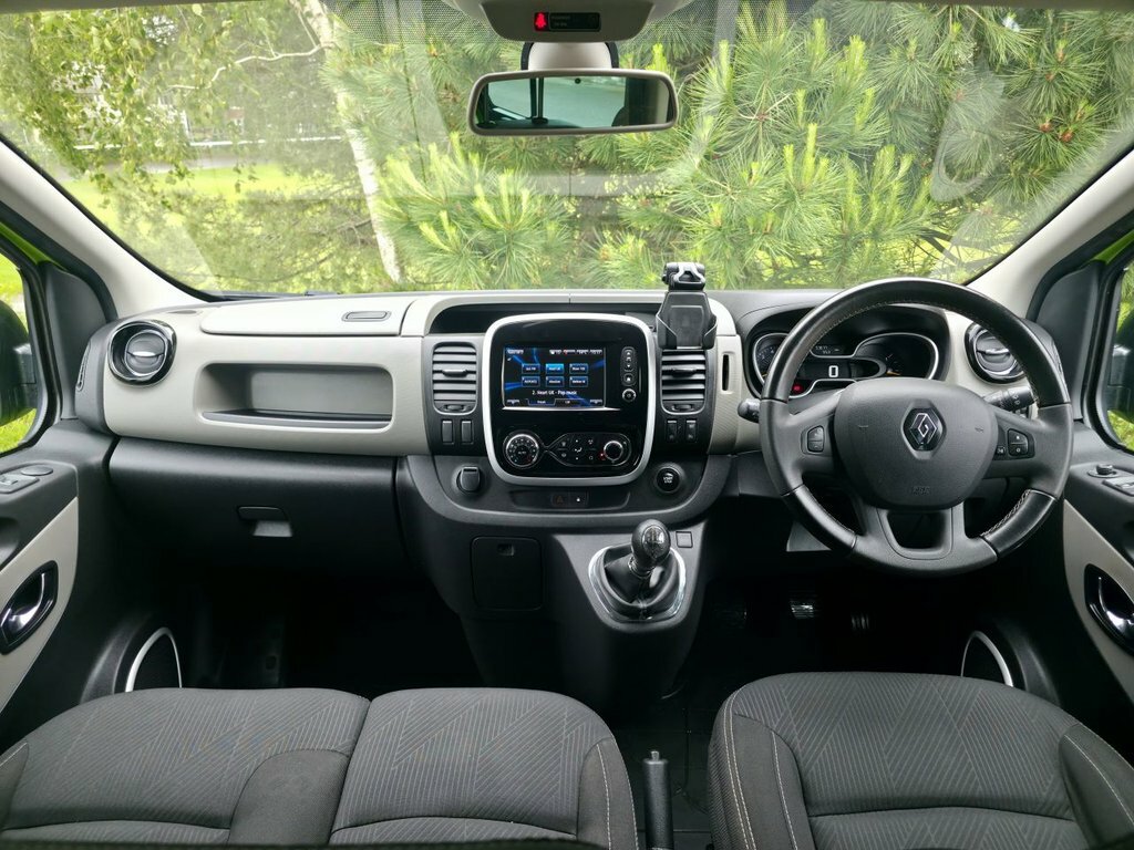 Renault Trafic Panel Van White #12