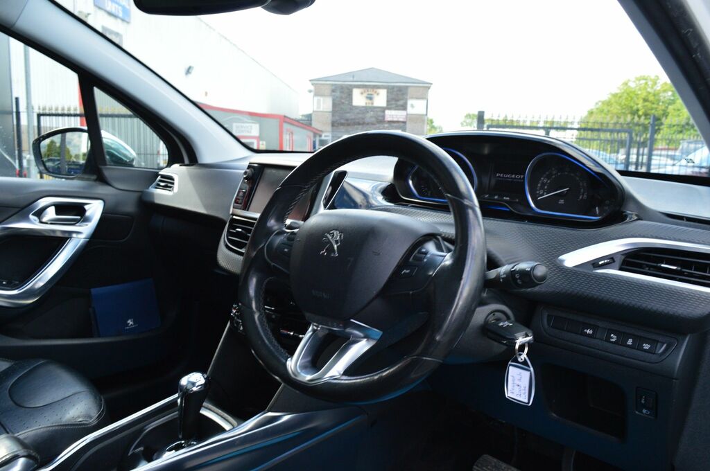 Peugeot e-2008 Allure Brown #16