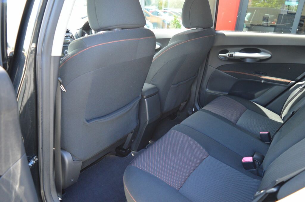 Toyota Auris Hatchback 1.33 Black #14