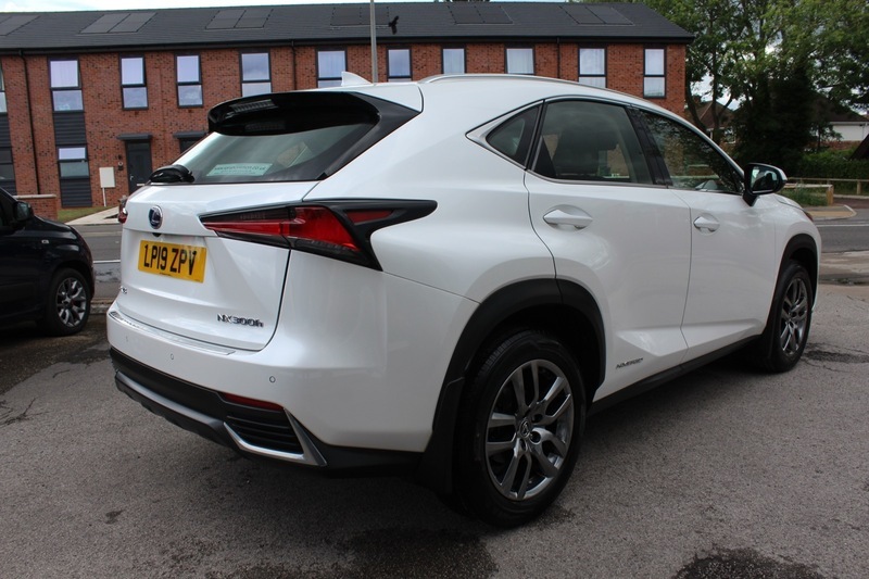 Lexus NX 2.5 300H Suv White #5