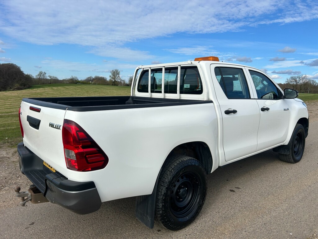 Toyota HILUX Active 4Wd D-4d Dcb MV69YEB White #5