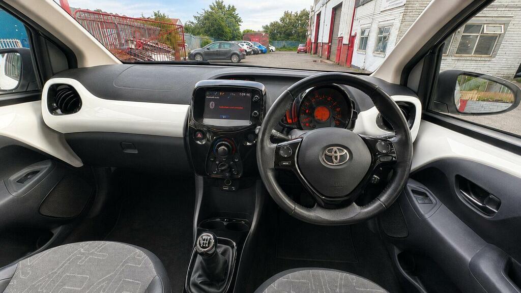 Toyota Aygo X X-pression White #4