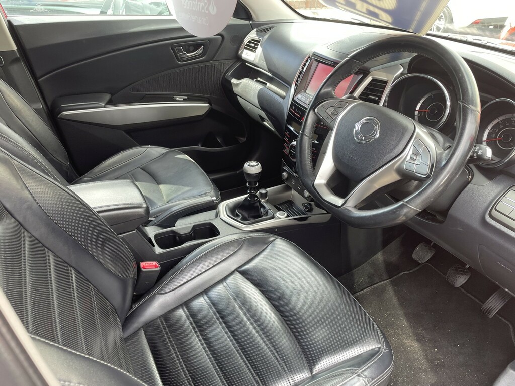 SsangYong Tivoli 1.6 E-xdi Elx Red #5