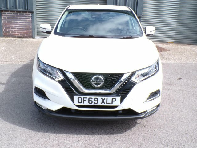 Nissan Qashqai 1.3 Dig-t Acenta Premium Euro 6 S S DF69XLP White #2
