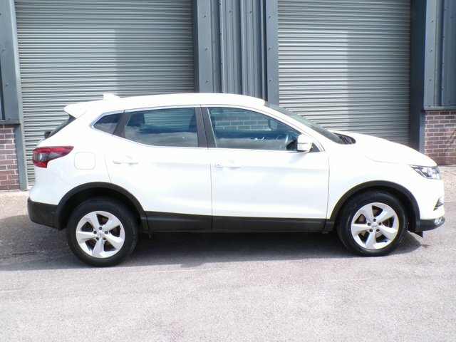 Nissan Qashqai 1.3 Dig-t Acenta Premium Euro 6 S S DF69XLP White #3