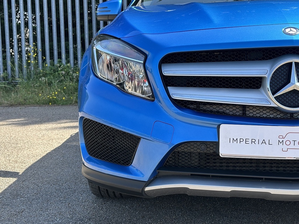 Mercedes-Benz GLA Class Gla200d Amg Line Blue #4