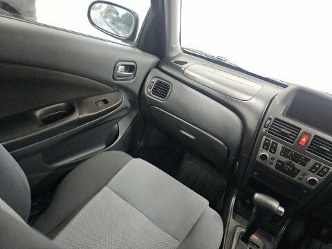 Nissan Almera 1.8 Se Hatchback Gold #17
