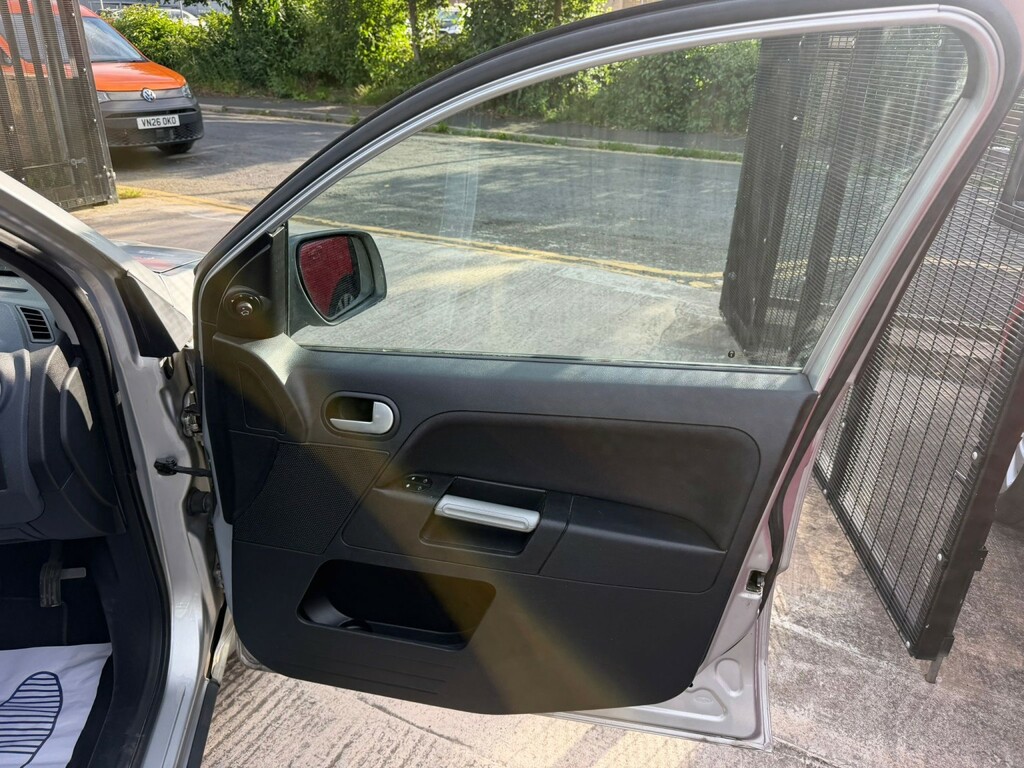 Ford Fusion 1.6 Zetec Silver #19