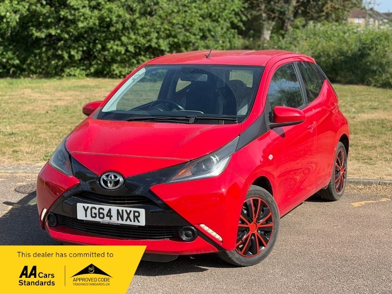 Toyota Aygo 1.0 Vvt-i X-play Hatchback YG64NXR Red #2