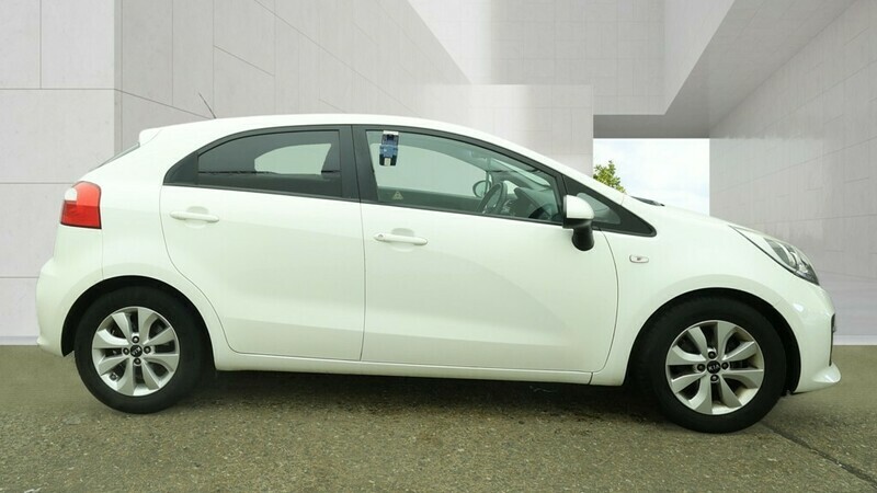 Kia RIO 1.25 Sr7 Hatchback White #3