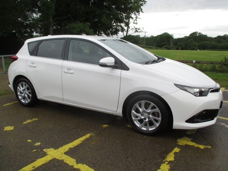 Toyota Auris Vvt-i Business Edition White #2